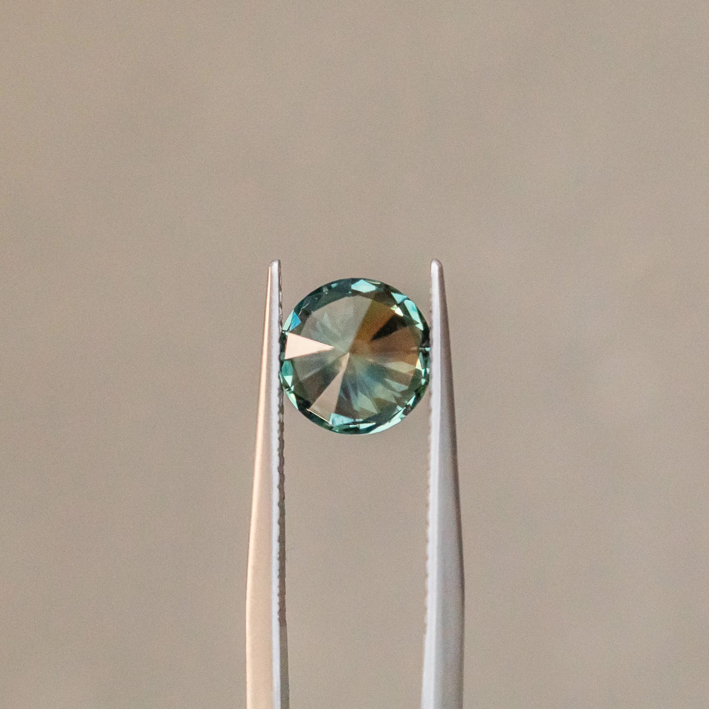 2.25CT ROUND PRECISION CUT MONTANA SAPPHIRE, MEDIUM GREENISH TEAL, 7.74X5.13MM