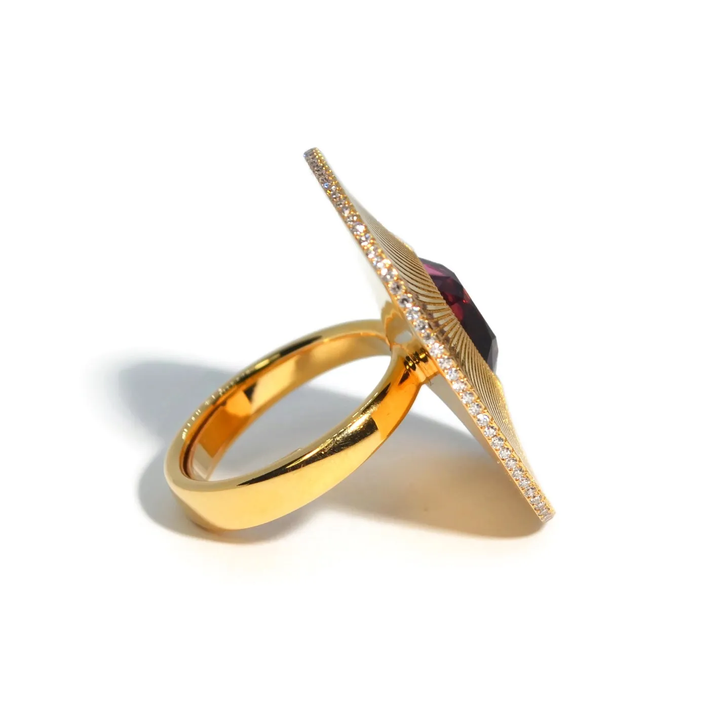 Eclat Jewels - Engraved Disc Ring with Pink Spinel and Diamonds, 18k Yellow Gold