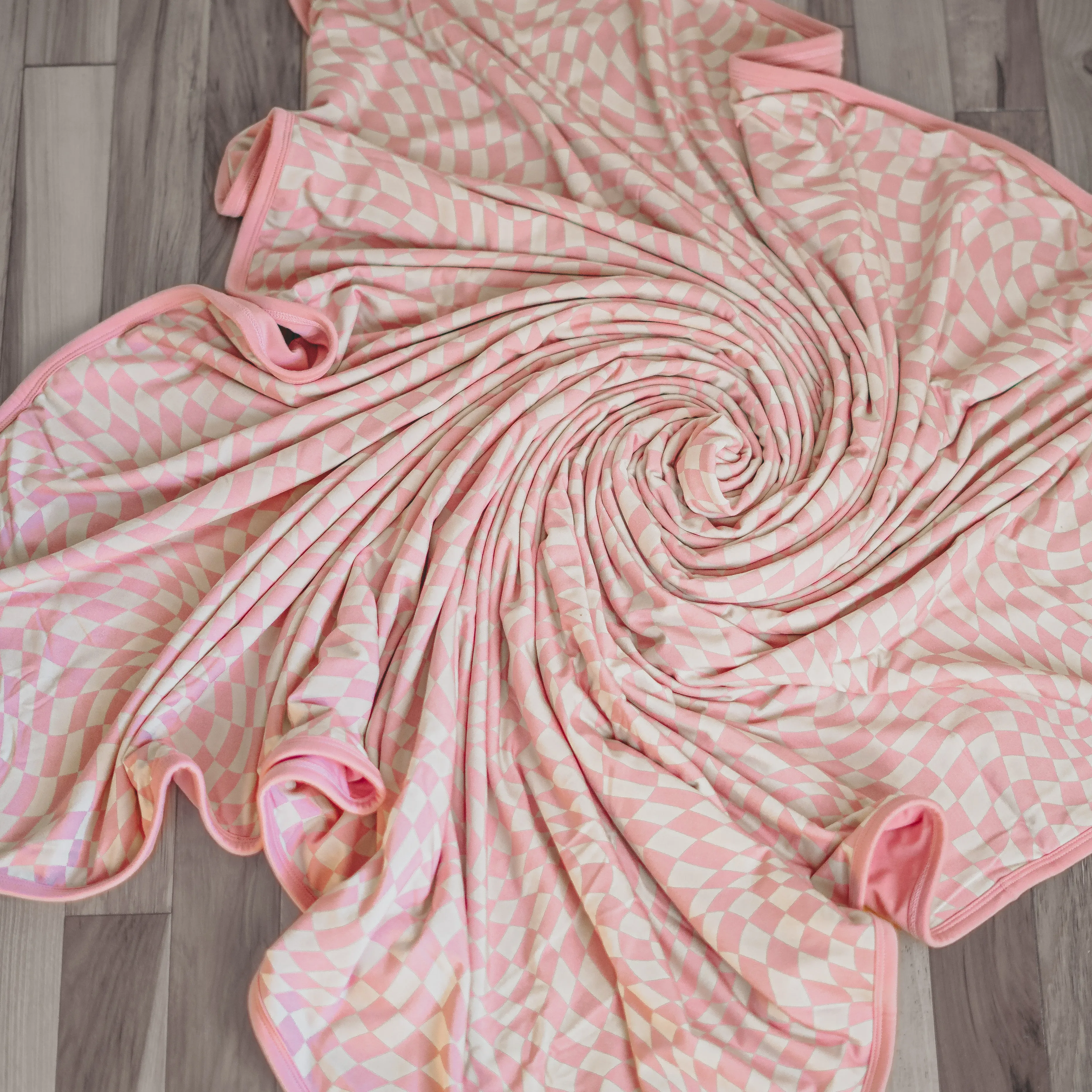 OVERSIZED COZY BLANKET- Pink Dizzy Check